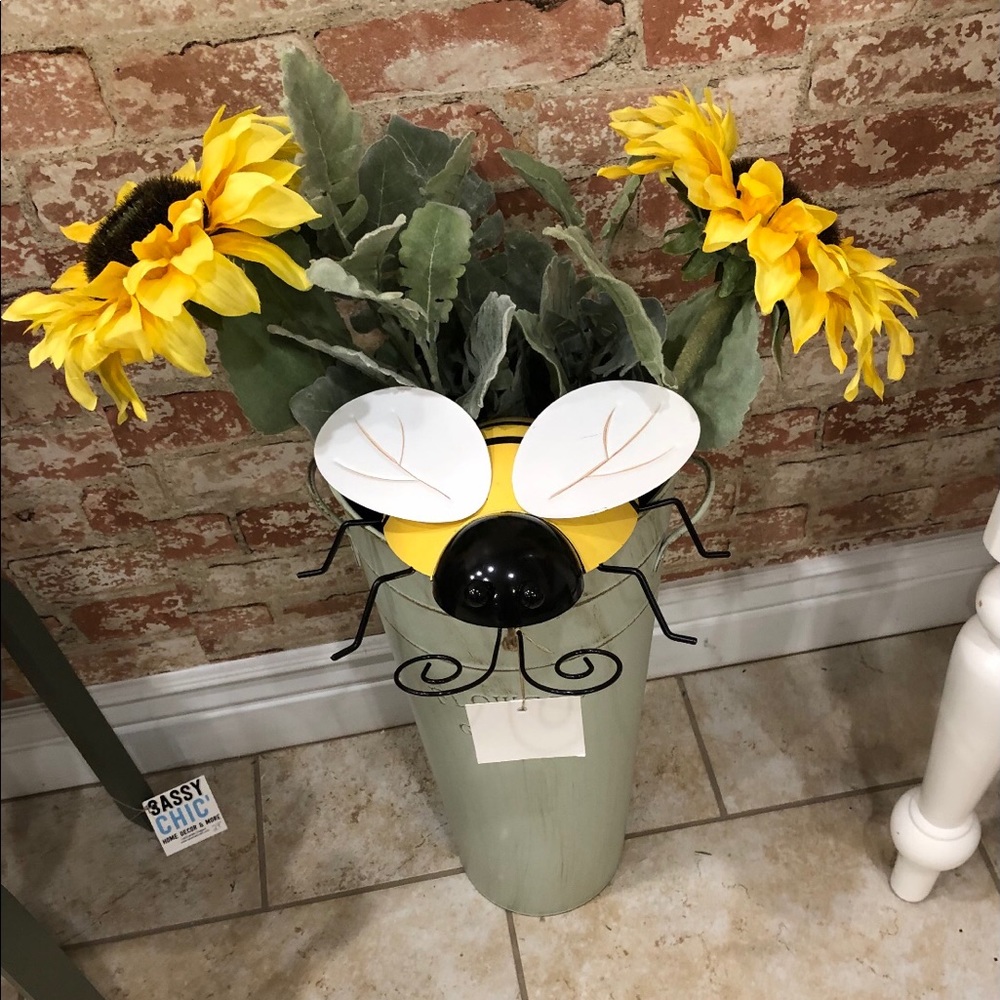 NWT Yellow & Black 12” Metal Bee Garden Art